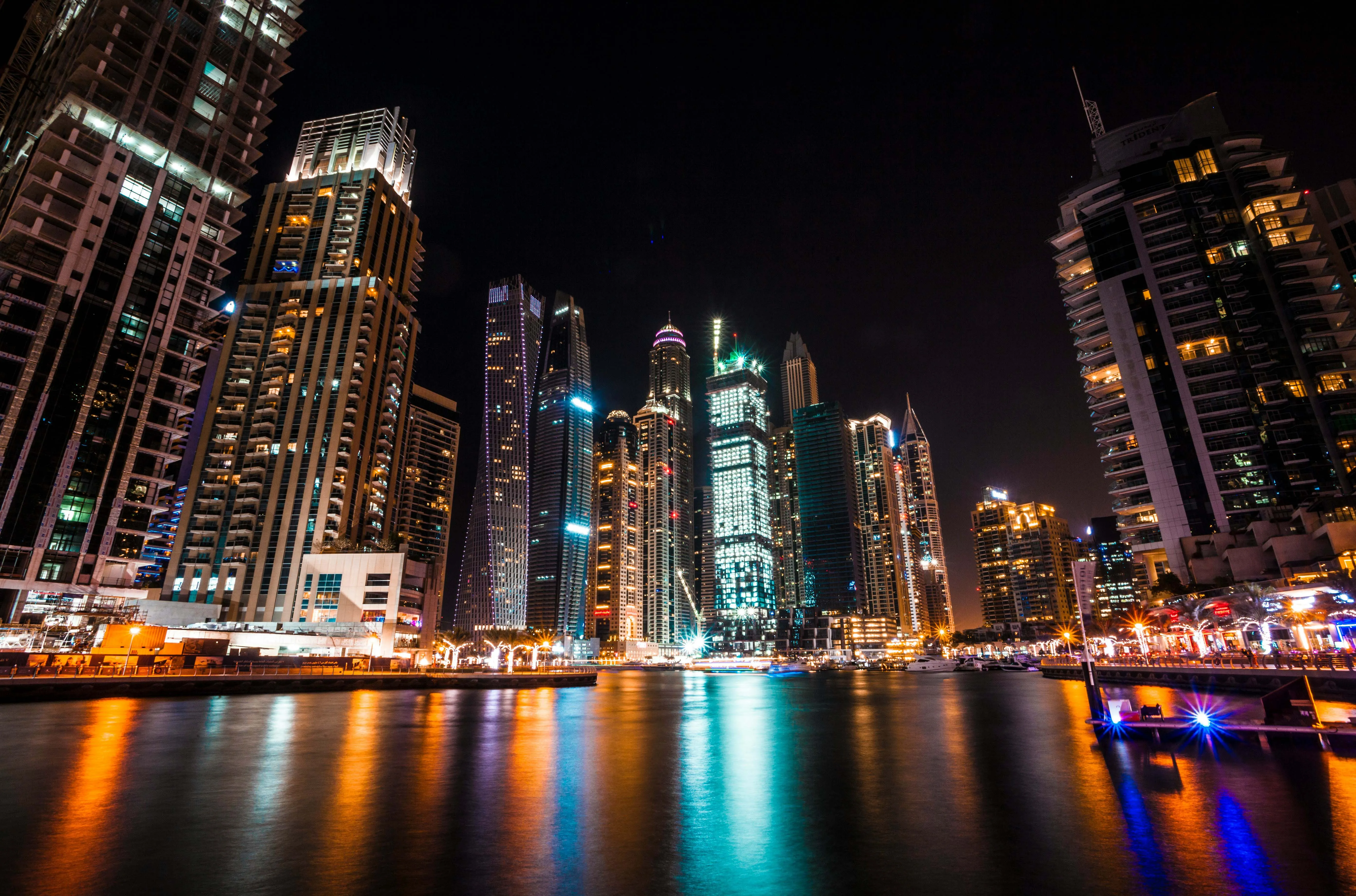 أفق دبي مع أبراج سكنية فاخرة في الخليج التجاري وداون تاون دبي في الليل